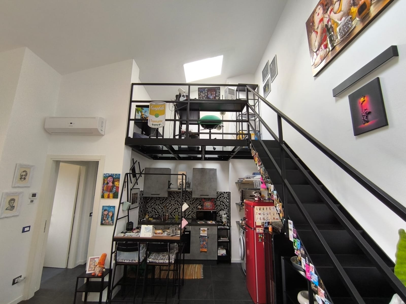 Soppalco stile industrial in acciaio verniciato e vetro